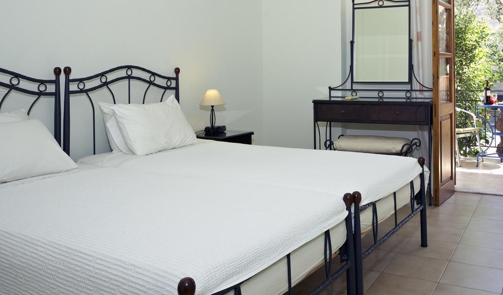 Anniska Hotel Kardhamili Bagian luar foto